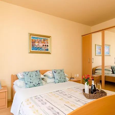 2 Bedroom With Balcony דירה *